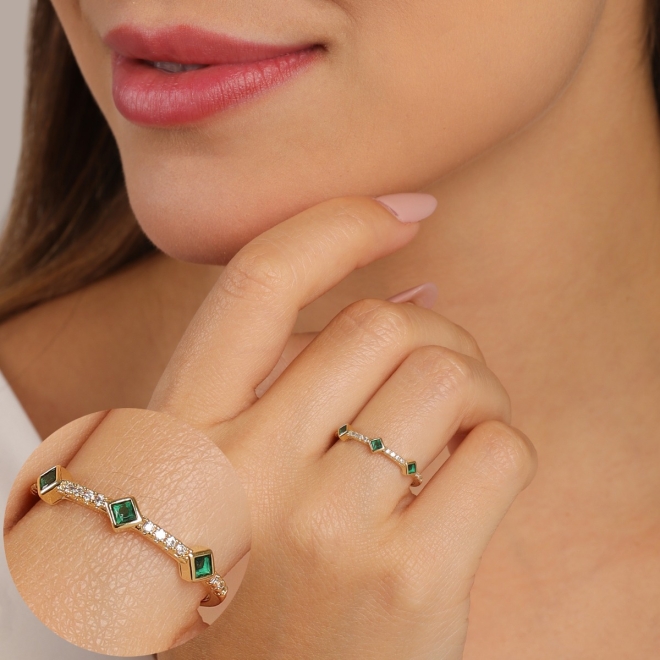 AN-01438 ANEL COM PEDRAS VERDES E DETALHES EM ZIRCÔNIA