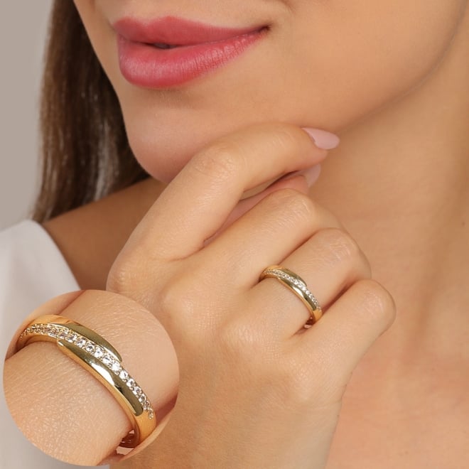 AN-01445 ANEL COM DESIGN MINIMALISTA E DETALHE EM ZIRCÔNIAS