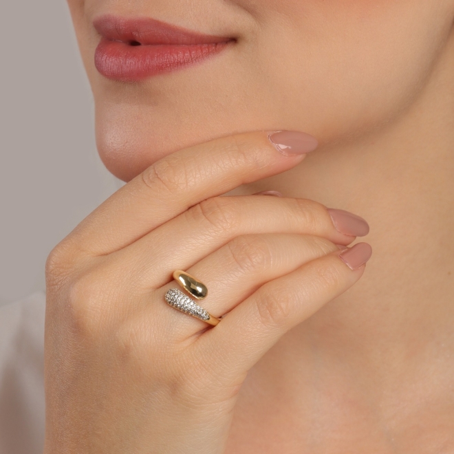AN-01477 ANEL BANHADO A OURO 18K COM DESIGN ASSIMÉTRICO E DETALHE CRAVEJADO