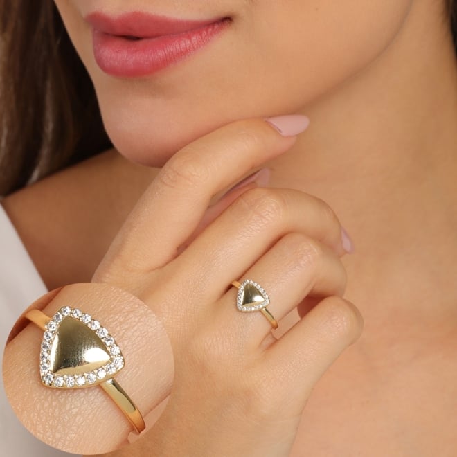 AN-01624 ANEL COM DETALHE TRIANGULAR E CONTORNO EM ZIRCÔNIAS