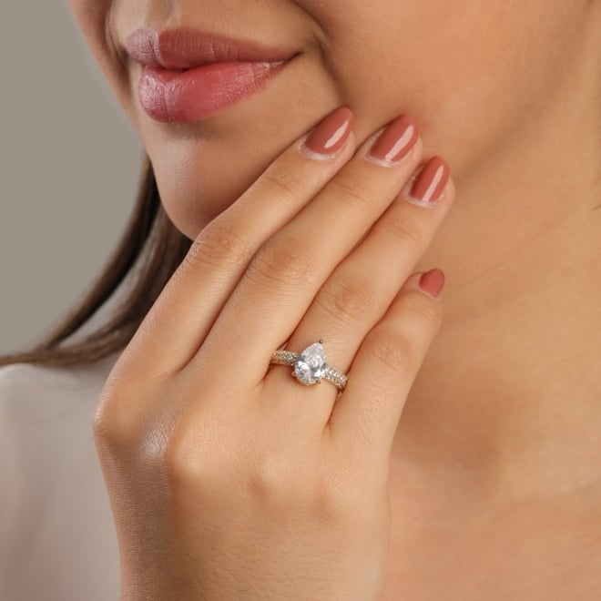 AN-01726 ANEL COM PEDRA EM FORMATO DE GOTA E DETALHES EM ZIRCÔNIA