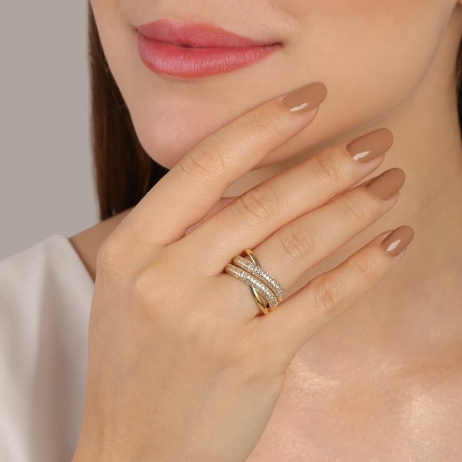 AN-01799 ANEL COM DESIGN ONDULADO E DETALHES EM ZIRCÔNIA