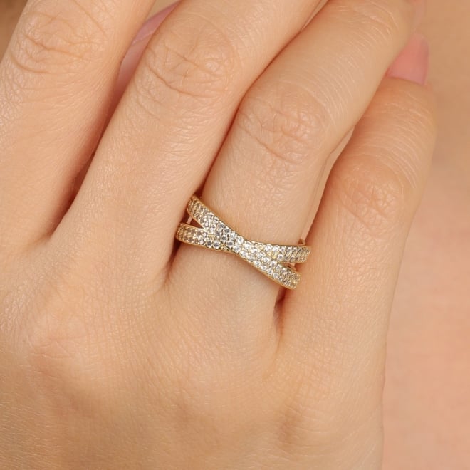 AN-01918 ANEL BANHADO A OURO 18K COM DESIGN CRUZADO EM ZIRCÔNIAS