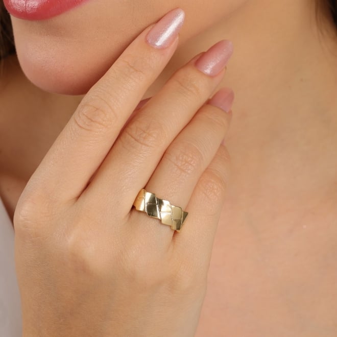 AN-01940 ANEL BANHADO A OURO 18K COM DESIGN GEOMÉTRICO