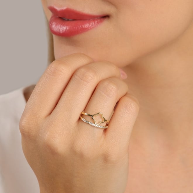 AN-01952 ANEL BANHADO A OURO 18K COM DESIGN DUPLO E TREVO CENTRAL LISO