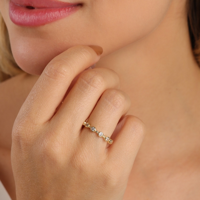 AN-01955 - ANEL BANHADO A OURO 18K COM DETALHES EM ZIRCÔNIAS REDONDAS