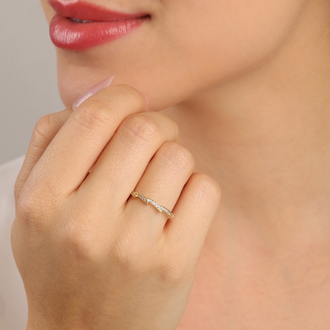 AN-01960 ANEL BANHADO A OURO 18K COM DESIGN ONDULADO E DETALHES EM ZIRCÔNIAS
