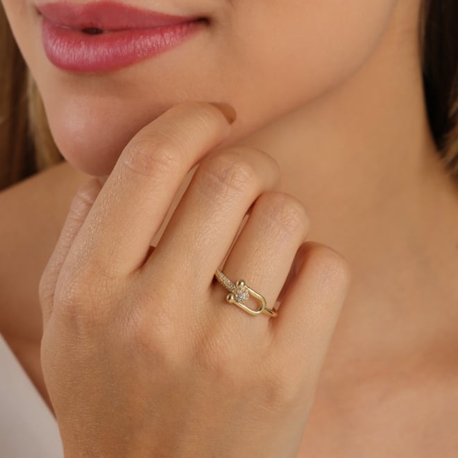 AN-01975 -ANEL BANHADO A OURO 18K COM DESIGN DE ALFINETE