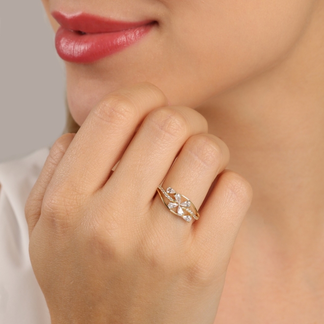 AN-01981 ANEL BANHADO A OURO 18K COM DESIGN FLORAL E PÉTALAS EM ZIRCÔNIAS
