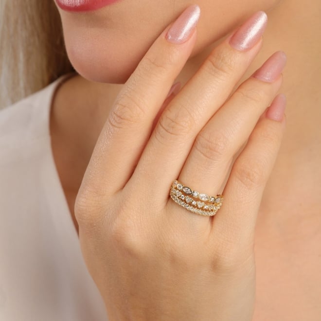AN-01998 ANEL BANHADO A OURO 18K COM DESIGN EM FILEIRAS CRAVEJADAS E DETALHES EM PEDRAS MAIORES