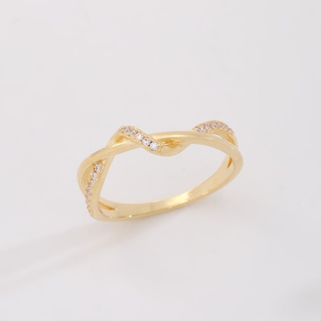 AN-02002 ANEL BANHADO A OURO 18K COM DESIGN ENTRELAÇADO E DETALHES CRAVEJADOS