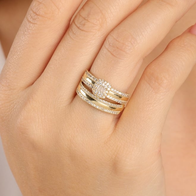 AN-02004 ANEL BANHADO A OURO 18K COM DESIGN TRIPLO CRAVEJADO EM ZIRCÔNIAS