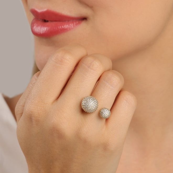 AN-02005 ANEL BANHADO A OURO 18K COM DESIGN ABERTO E DUAS ESFERAS CRAVEJADAS