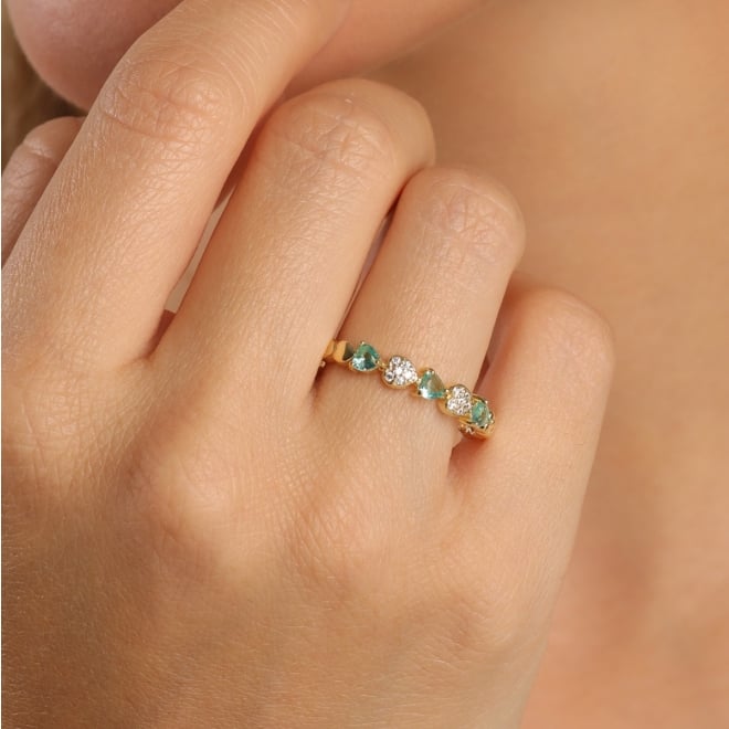 AN-02006 -ANEL BANHADO A OURO 18K COM PEDRAS EM FORMATO DE CORAÇÃO E DETALHES CRAVEJADOS EM ZIRCÔNIA