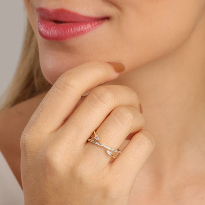 AN-02026 ANEL COM DESIGN CRUZADO, DETALHES CRAVEJADOS EM ZIRCÔNIAS E PEDRAS DE GOTA