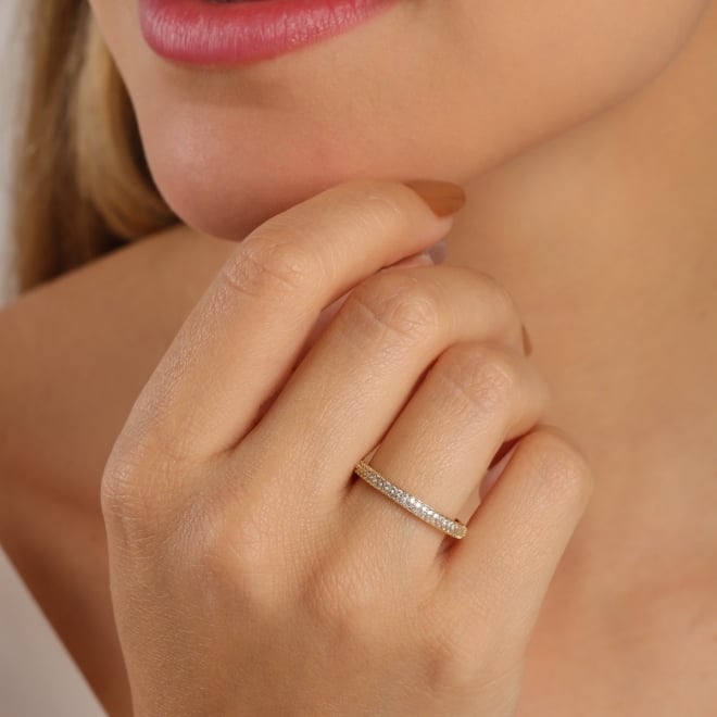 AP-0064 -ANEL BANHADO A OURO 18K COM FILEIRA CENTRAL CRAVEJADA EM ZIRCÔNIAS