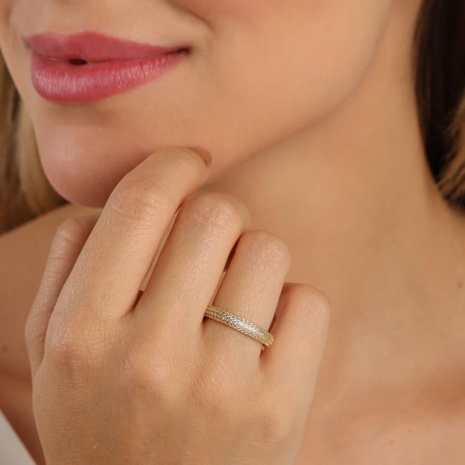 AP-0065 - ANEL BANHADO A OURO 18K COM DESIGN EM FAIXA CRAVEJADA EM ZIRCÔNIAS