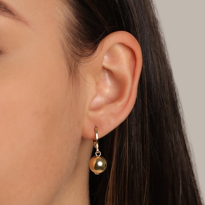 AQ-00011 BRINCO BANHADO A OURO 18K EM FORMATO DE ARGOLA COM PINGENTE DE ESFERA POLIDA