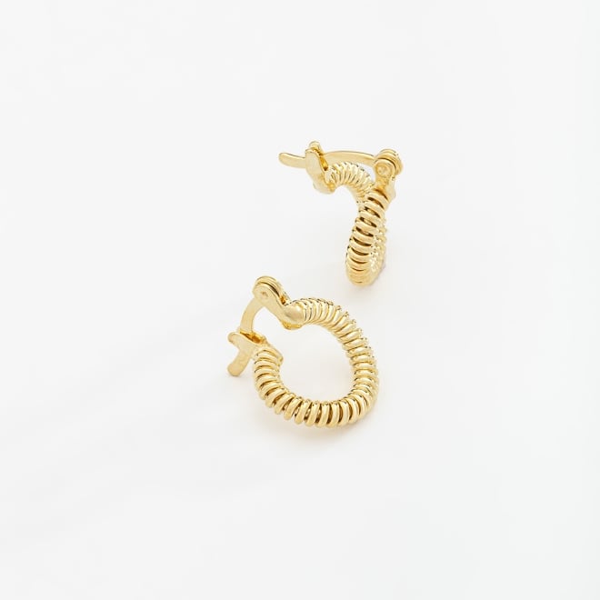 AQ-00100 -BRINCO BANHADO A OURO 18K DE ARGOLA COM DESIGN ESPIRAL