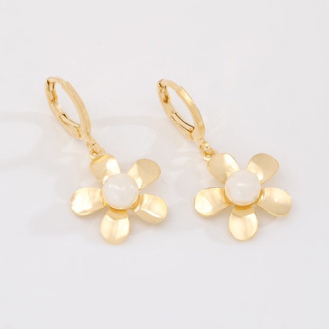 AQ-00123 BRINCO ARGOLA BANHADO A OURO 18K COM PINGENTE DE FLOR E DETALHE EM PÉROLA