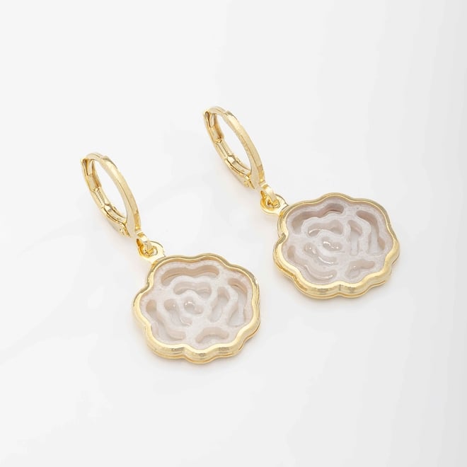 AQ-00124 BRINCO BANHADO A OURO 18K COM PINGENTE EM FORMATO ORGÂNICO E MADRE PÉROLA FLOR