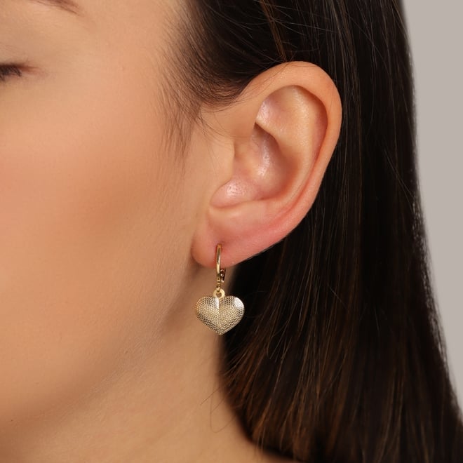 AQ-00180-ARGOLA BANHADO A OURO 18K COM PINGENTE DE CORA&Ccedil;&Atilde;O TEXTURIZADO