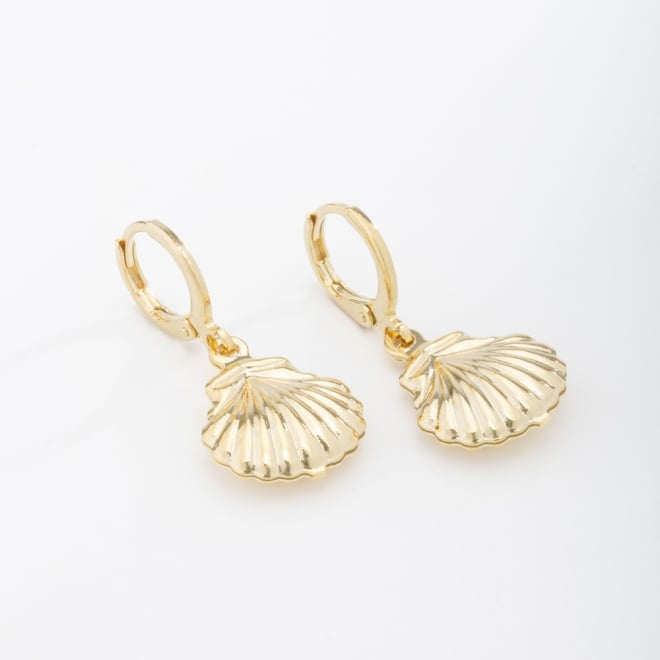 AQ-00183 BRINCO BANHADO A OURO 18K EM FORMATO DE ARGOLA COM PINGENTE DE CONCHA