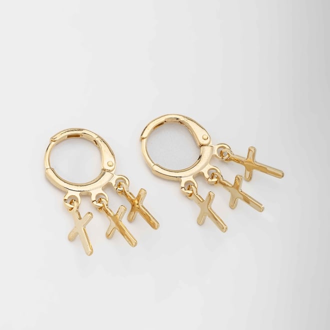 AQ-00202 BRINCO ARGOLA BANHADO A OURO 18K COM TRÊS PINGENTES DE CRUZ