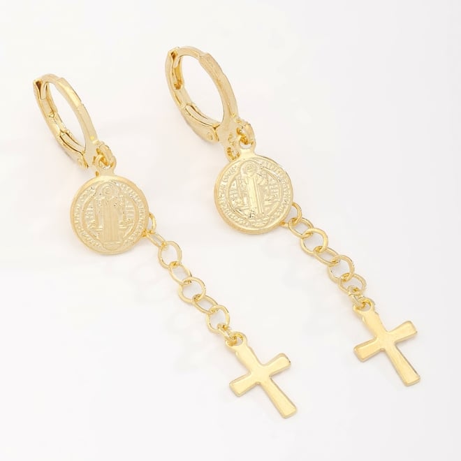 AQ-00232 BRINCO BANHADO A OURO 18K EM FORMATO DE ARGOLA COM MEDALHA DE SÃO BENTO E CRUZ