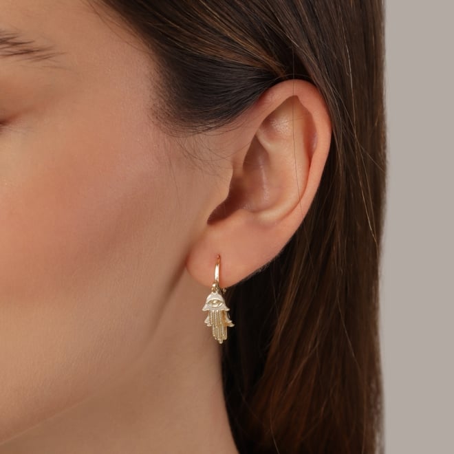 AQ-00258 BRINCO BANHADO A OURO 18K COM ARGOLA E TRÊS PINGENTES MÃO DE FÁTIMA