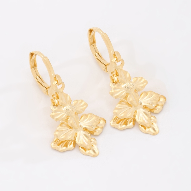 AQ-00268 BRINCO BANHADO A OURO 18K COM FECHO CLICK E PINGENTE DE FLORES