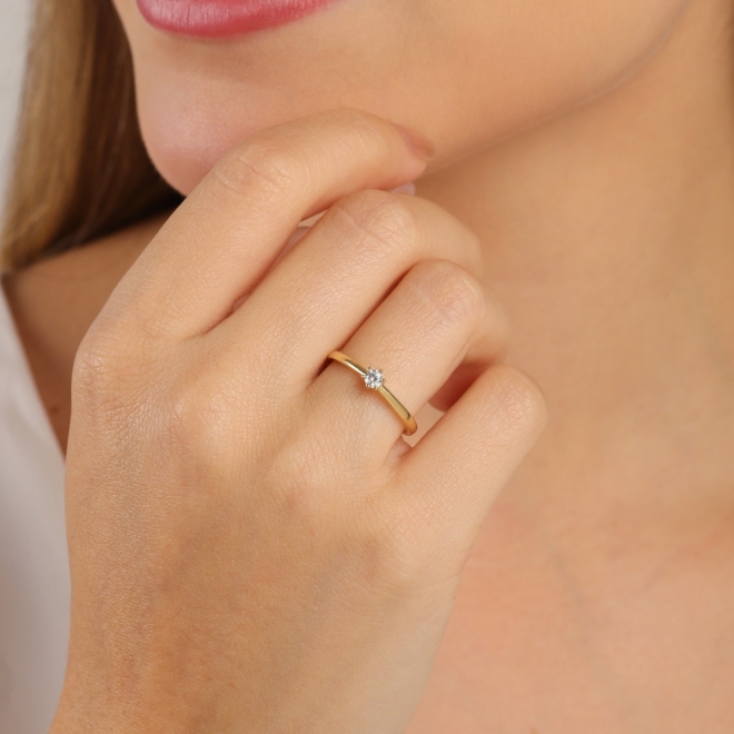 AS-0007 ANEL BANHADO A OURO 18K COM ZIRCÔNIA CENTRAL EM FORMATO REDONDO