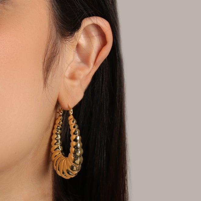 AT-00096 BRINCO BANHADO A OURO 18K EM FORMATO DE ARGOLA COM DESIGN TEXTURIZADO E VOLUMOSO