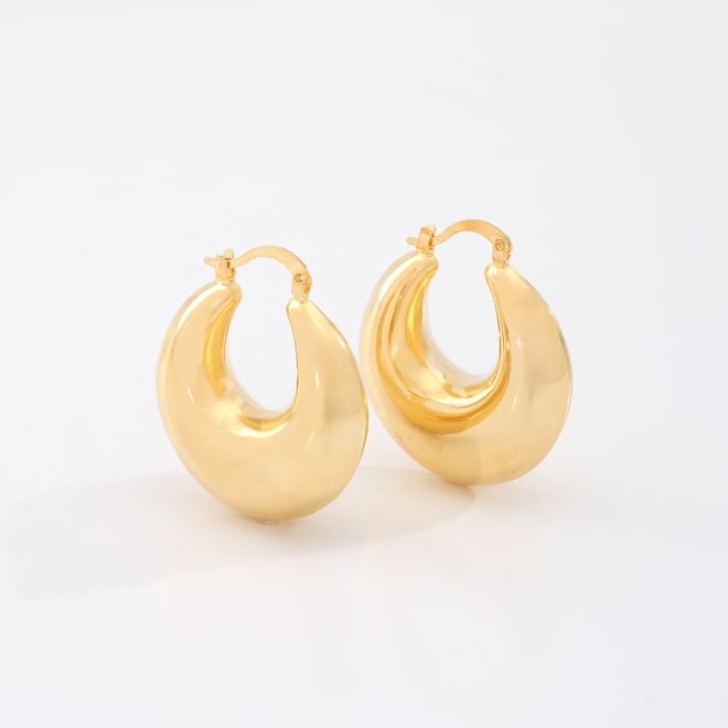AT-00101 BRINCO BANHADO A OURO 18K EM FORMATO DE ARGOLA OVAL COM DESIGN ROBUSTO