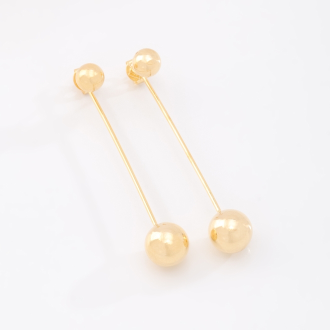 BR-00136 BRINCO BANHADO A OURO 18K ALONGADA COM ESFERAS