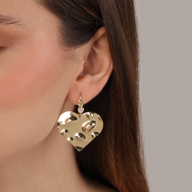 BR-00184 BRINCO BANHADO A OURO 18K EM FORMATO DE CORAÇÃO COM DESIGN ORGÂNICO E DETALHE NO GANCHO CRAVEJADO EM ZIRCÔNIAS
