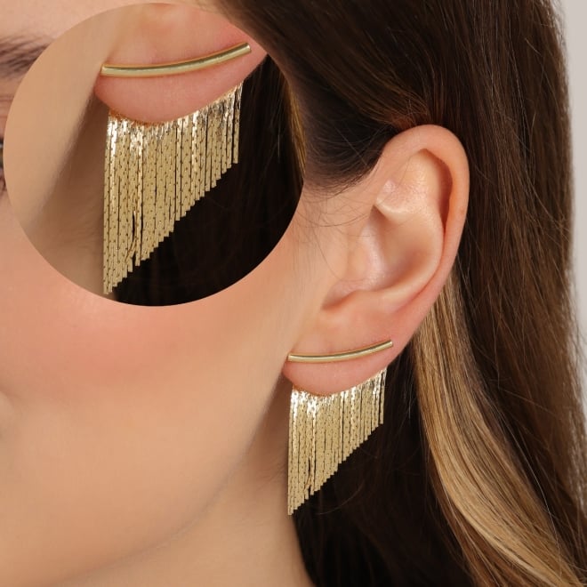 BR-00403 BRINCO BANHADO A OURO 18K COM DESIGN ALONGADO E DETALHES DE FRANJAS