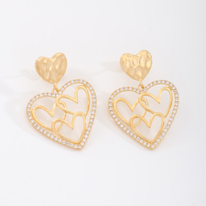 BR-00450 BRINCO BANHADO A OURO 18K COM DESIGN EM CORAÇÕES