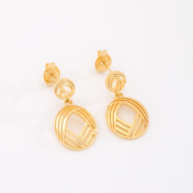 BR-00614 BRINCO BANHADO A OURO 18K COM DESIGN EM ESFERA VAZADA E DETALHES GEOMÉTRICOS