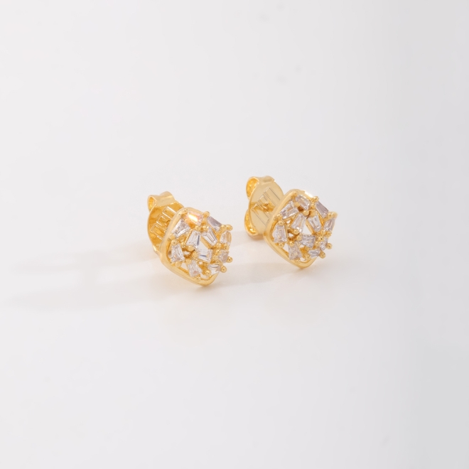 BR-00640 BRINCO BANHADO A OURO 18K EM FORMATO QUADRADO COM COMPOSIÇÃO DE ZIRCÔNIAS