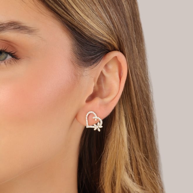 BR-00719 BRINCO BANHADO A OURO 18K CORAÇÃO VAZADO COM DETALHES EM FLOR CRAVEJADA