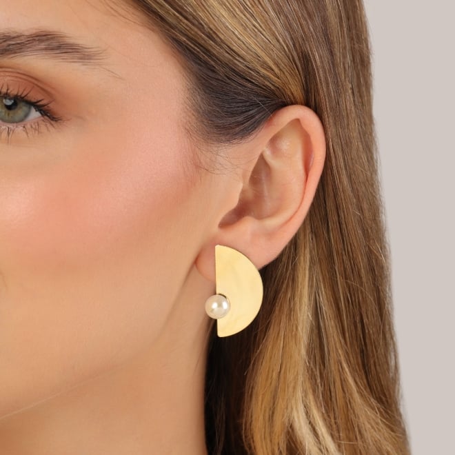 BR-01122 BRINCO BANHADO A OURO 18K COM DESIGN GEOMÉTRICO E DETALHE EM PÉROLA