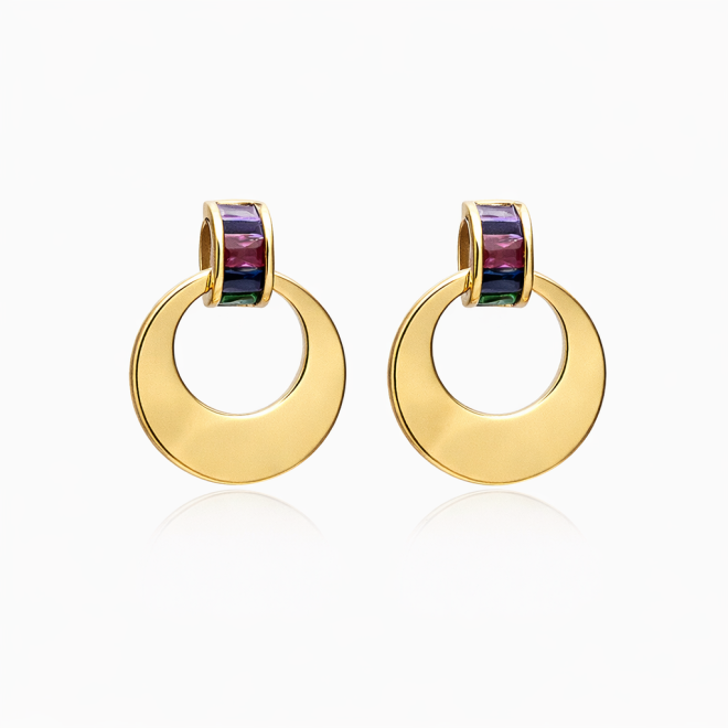 BR-01138 BRINCO BANHADO A OURO 18K COM ARGOLA LISA E DETALHE SUPERIOR EM ZIRCÔNIAS BAGUETE