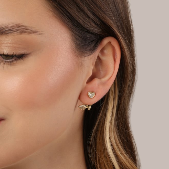 BR-01147 BRINCO BANHADO A OURO 18K COM DESIGN DE CORAÇÃO E FLOR EM ZIRCÔNIAS 