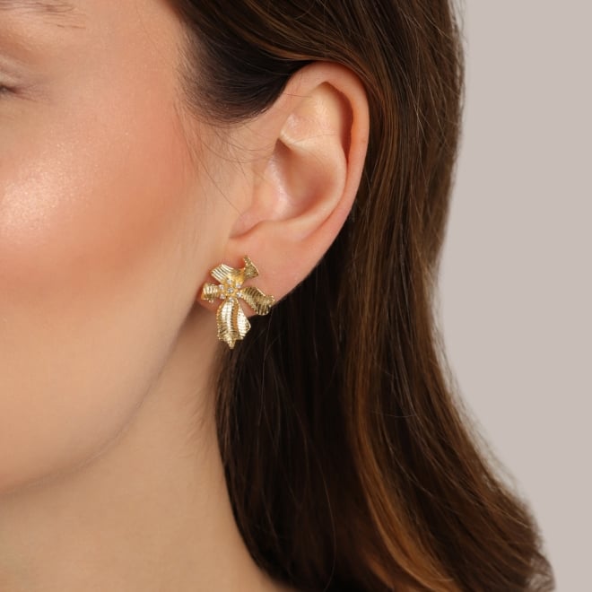 BR-01151 BRINCO BANHADO A OURO 18K COM DESIGN ORGÂNICO TEXTURIZADO