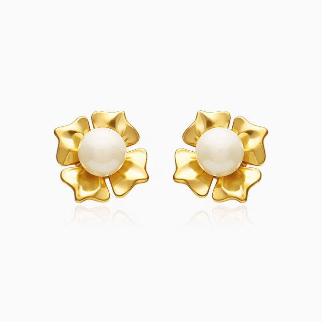 BR-01153 BRINCO BANHADO A OURO 18K EM FORMATO DE FLOR COM DETALHE CENTRAL EM PÉROLA