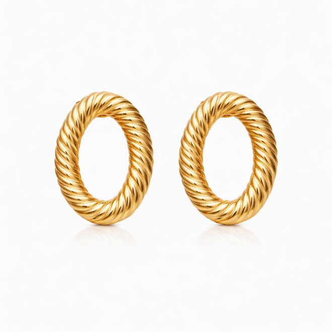 BR-01177 BRINCO BANHADO A OURO 18K EM FORMATO DE ARGOLA OVAL COM DESIGN TORCIDO