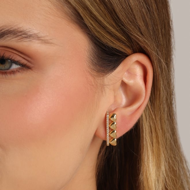 BR-01236 BRINCO BANHADO A OURO 18K MODELO EAR HOOK COM DESIGN EM CORAÇÕES