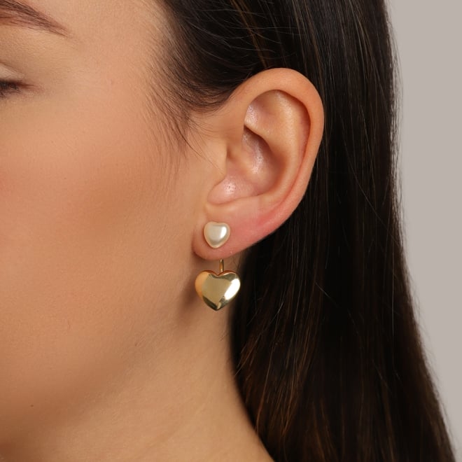 BR-01270-BRINCO BANHADO A OURO 18K COM BASE EM FORMATO DE CORAÇÃO COM DETALHE EM PÉROLA