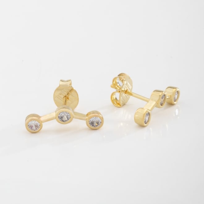 BR-01314 BRINCO BANHADO A OURO 18K COM DESIGN HORIZONTAL E TRÊS ZIRCÔNIAS